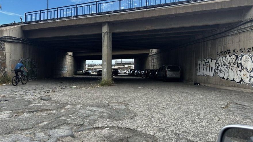 Coches aparcados en el cauce de un barranco en Gran Canaria.
