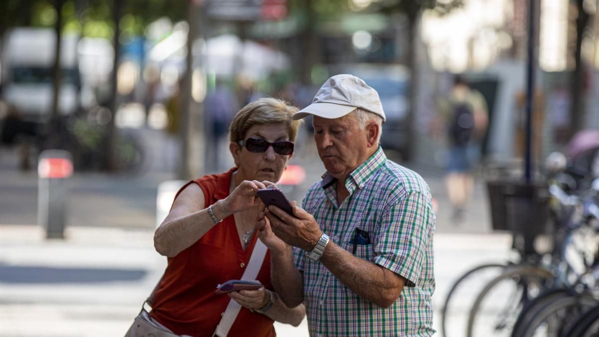 Casi la mitad de los españoles mayores de 55 años consulta a la IA antes de comprar, según un estudio