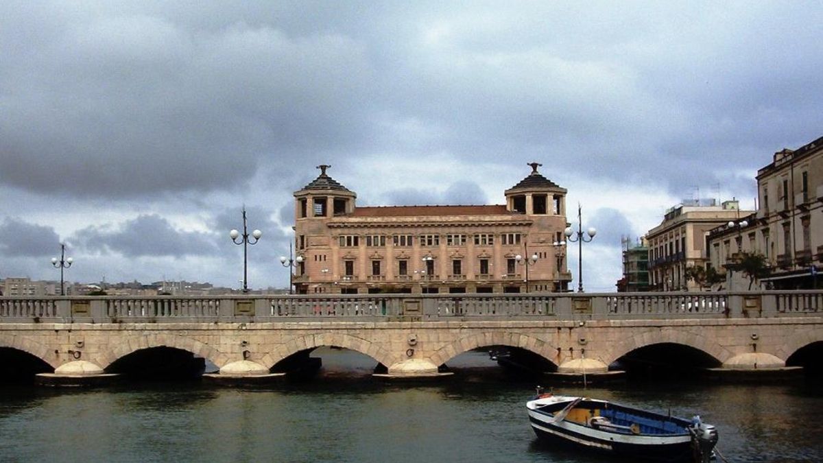 Además de su historia y su función estructural, el puente Umbertino posee un profundo significado dentro de las tradiciones de Siracusa