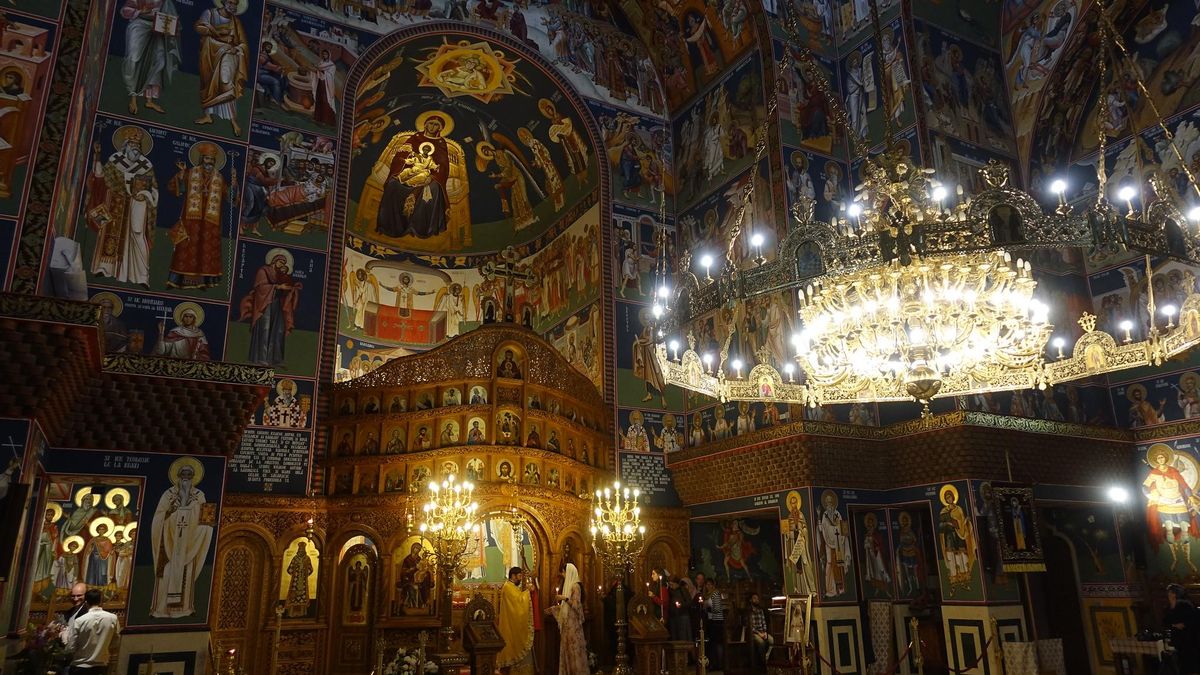 Interior de una iglesia ortodoxa en Suceava.
