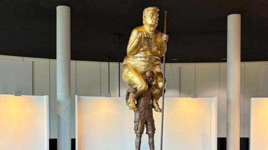 La escultura 'La plaga naranja' expuesta en el Parlamento Europeo.
