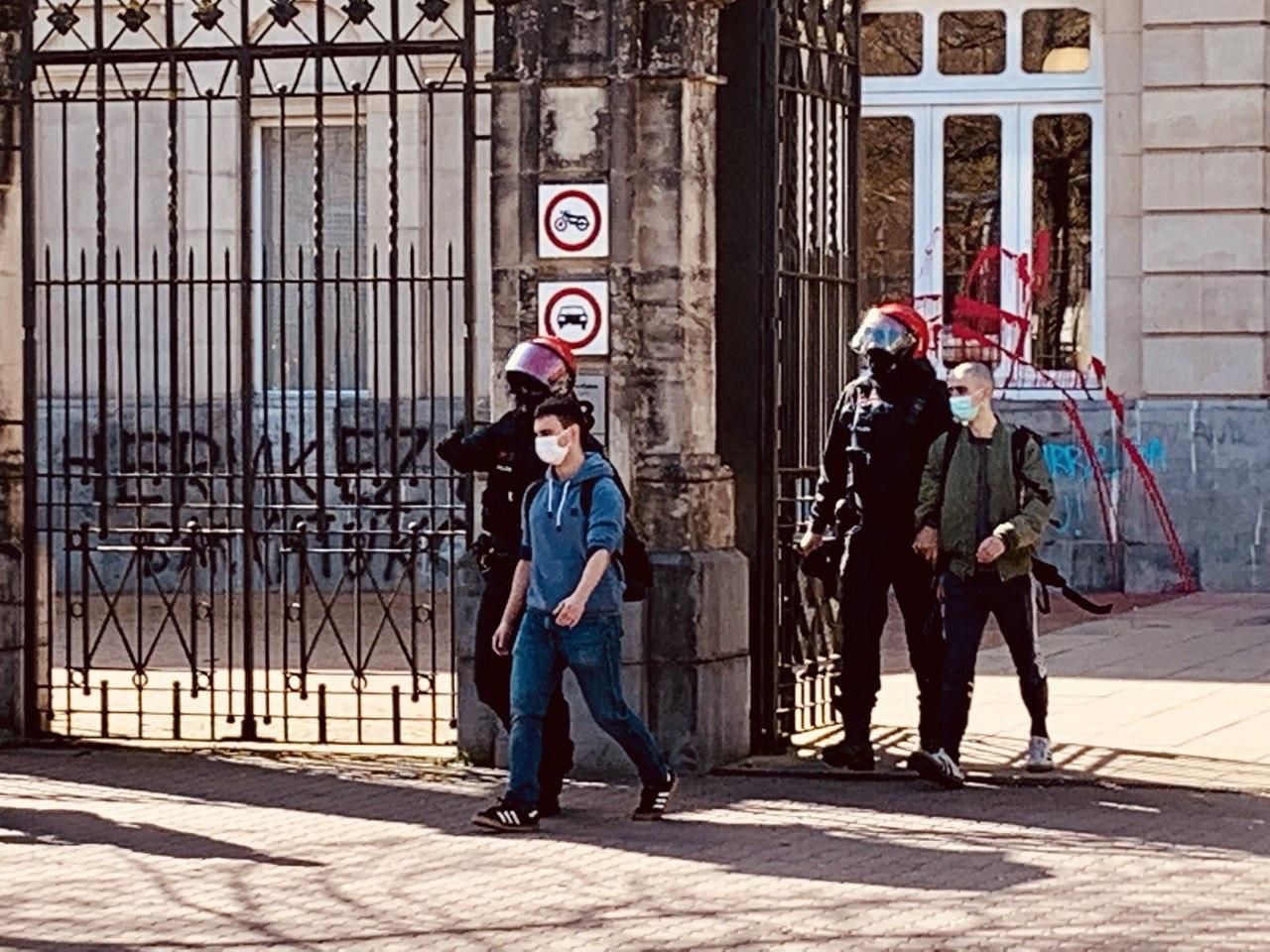 Dos antidisturbios conducen a dos jóvenes fuera del aulario de Vitoria