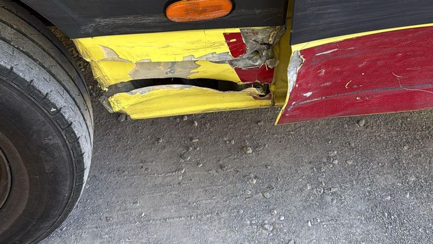 Una de las ambulancias de la isla, dañada.