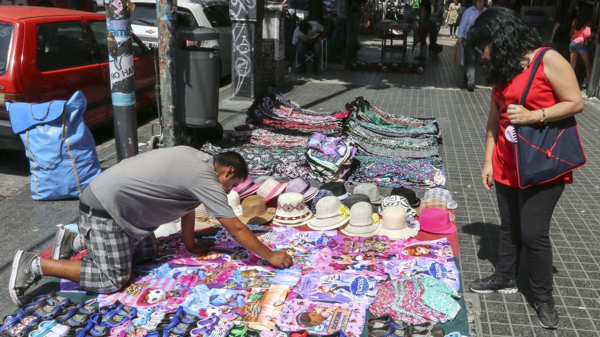 Cada vez son más las personas que trabajan como manteros en el conurbano bonaerense. No es una postal de época, sino una imagen que atraviesa el tiempo, las crisis y los gobiernos.