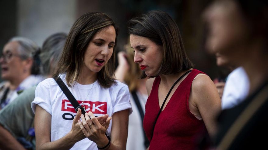 Ione Belarra e Irene Montero durante una concentración contra el pacto de la OTAN y el aumento del gasto militar frente al Ministerio de Exteriores en Madrid.