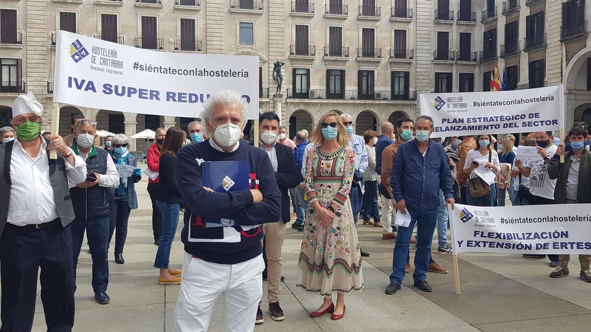 Concentración de hosteleros cántabros en Santander (Archivo)