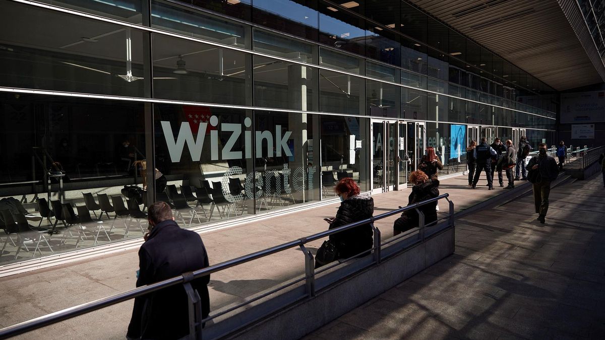 Varias personas esperan su turno en el exterior del WiZink Center, este martes. La Comunidad de Madrid ha comenzado desde este martes la vacunación sin cita previa para primeras, segundas dosis y dosis de recuerdo contra la covid a la población mayor de 12 años en el Hospital público Enfermera Isabel Zendal y el WiZink Center. En estos dos puntos de vacunación se inmunizará a la población mayor de 12 años todos los días de la semana, de 09:00 a 21:00 horas en el Zendal y de 09:30 a 20:30 en el WiZink.