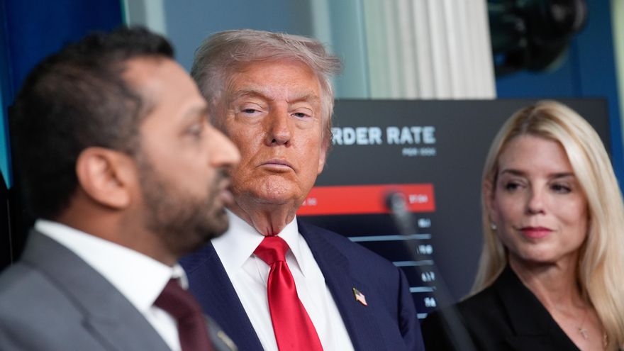 Trump aplaude "el gran trabajo" del jefe del FBI ante críticas por el caso de Charlie Kirk