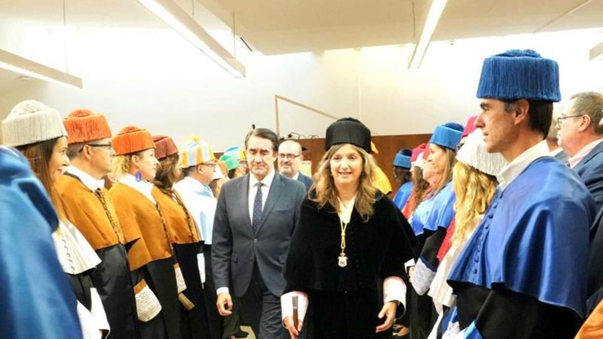 La rectora de la Universidad de León, Nuria González, seguida del consejero de Universidades, Juan Carlos Suárez-Quiñones, y el alcalde de Ponferrada, Marco Morala, en la inauguración del curso en el Campus de Ponferrada. 