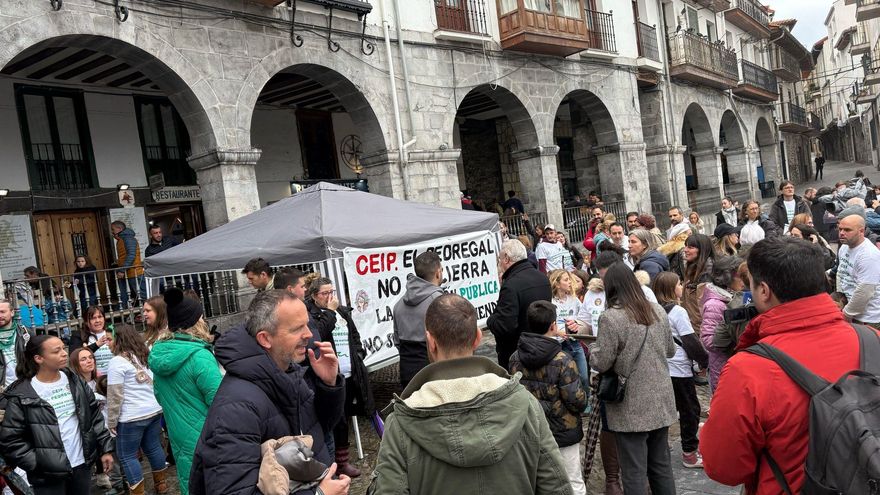 Concentración de la comunidad educativa del CEIP El Pedregal