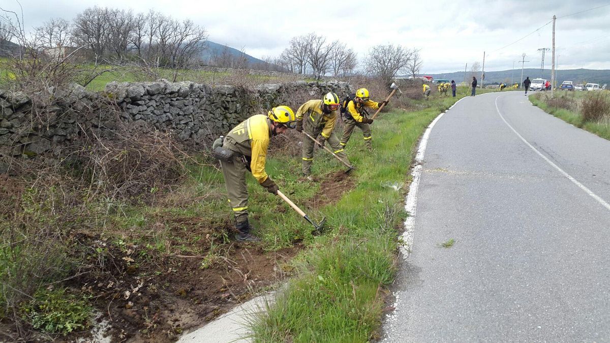 Bomberos forestales preparando un contrafuego.