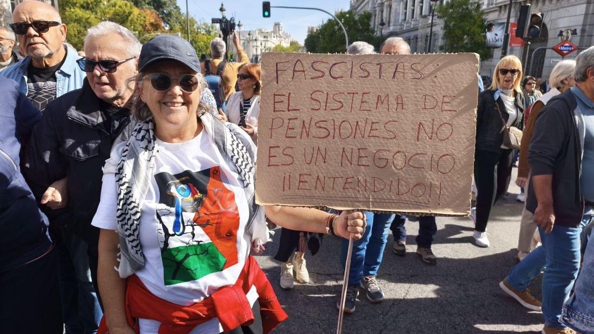 Una mujer con una pancarta durante la manifestación de este sábado en Madrid.