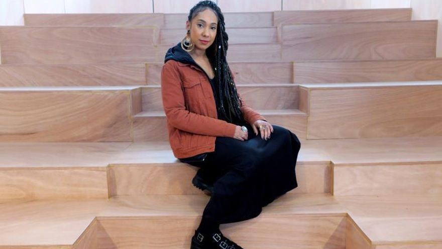 La poeta originaria de la ciudad de Sao Paulo, Mel Duarte, posa durante una entrevista con la Agencia Efe en Madrid, a donde ha acudido para presentar, por primera vez, las canciones de su más reciente álbum, "Mormaço" (2019). Reforzar mensajes en favor de la diversidad racial, de género y sexual a través del arte se ha vuelto "más urgente" en un momento en que los grupos conservadores ganan terreno en Brasil y otros países del mundo, defienden las cantautoras brasileñas Karol Conká y Mel Duarte, que se presentan en distintos conciertos en Madrid esta semana.