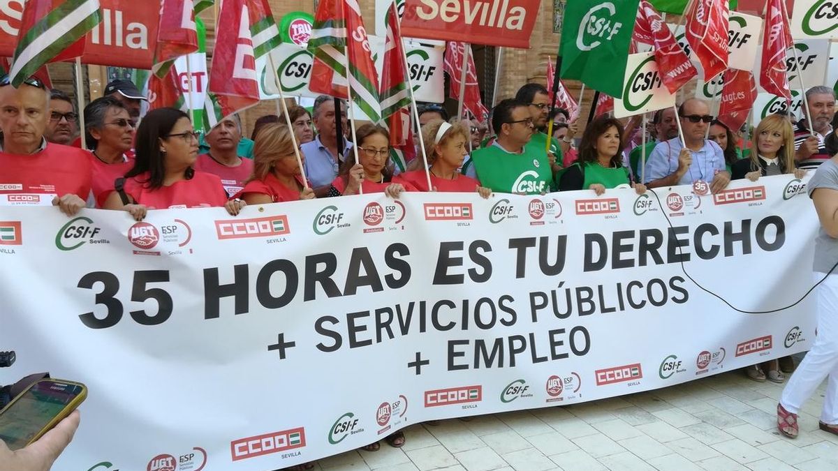 Trabajadores de la Junta se concentran ante el Gobierno en todas las provincias para pedir la jornada de 35 horas