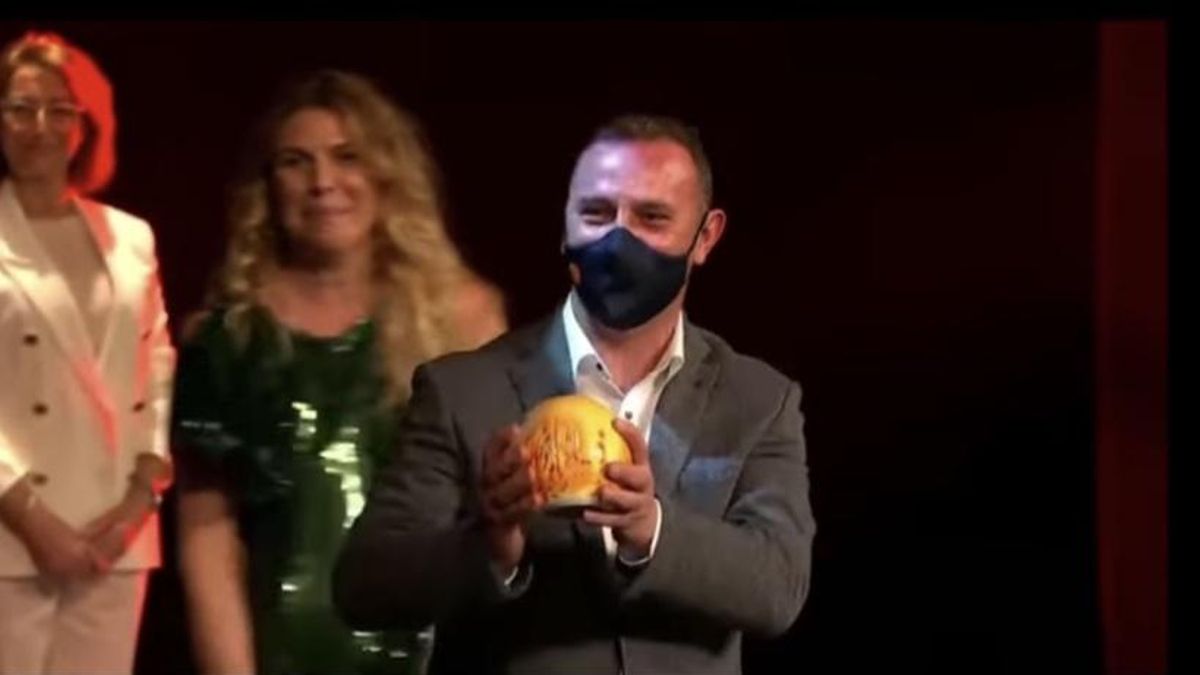 José Carlos Fonte en el momento de recibir el 'Sol' de Repsol.