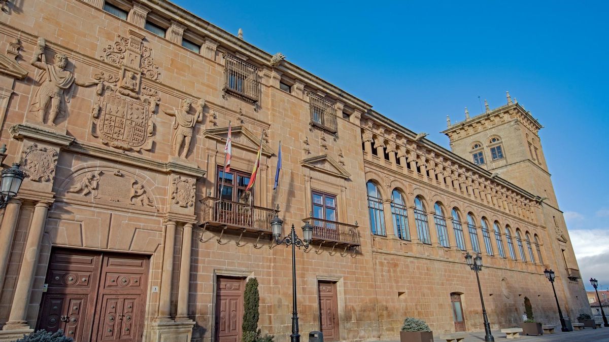 El palacio de Soria que fue una de las obras más ambiciosas del Renacimiento español y tiene una fachada de más de 100 metros