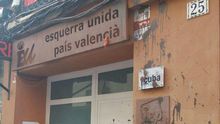 Estado de la entrada a la sede de Esquerra Unida tras ser atacada con pintura.