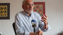 El expresidente boliviano Carlos Mesa (2003-2005) habla este sábado durante una entrevista con Efe en La Paz (Bolivia). El candidato presidencial de la oposición dijo este sábado en una entrevista con la Agencia EFE que la vía del diálogo ya se agotó, que el país está en un momento histórico por la naturaleza de las manifestaciones y que recae en el mandatario Evo Morales la salida pacífica a la crisis.