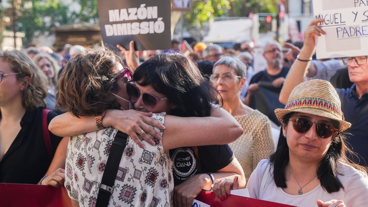Dos familiars de víctimes de la DANA s'abracen en la capçalera de la manifestació d'aquest 29 de maig.