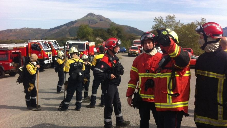 Bomberos navarros y franceses simulan un incendio forestal para mejorar su coordinación
