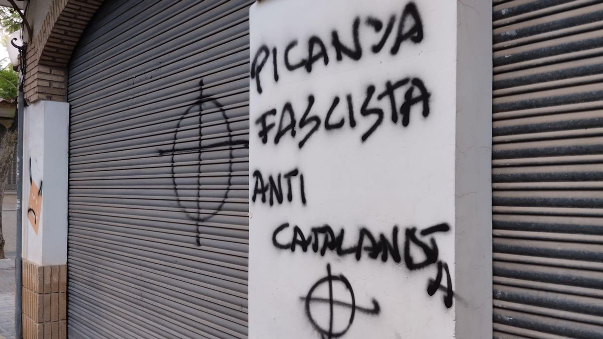 Unas de las pintadas del ataque a la sede de Compromís en Picanya.