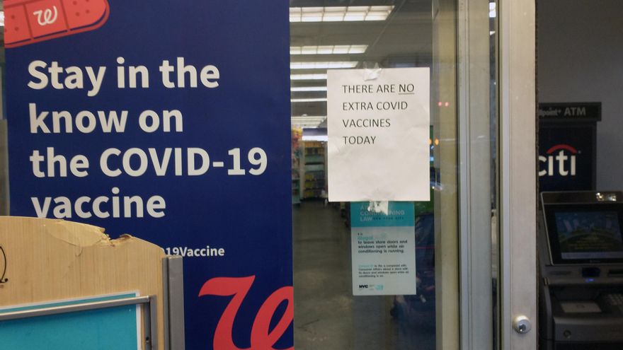 Farmacia con el cartel de 'no hay vacunas extra hoy'.