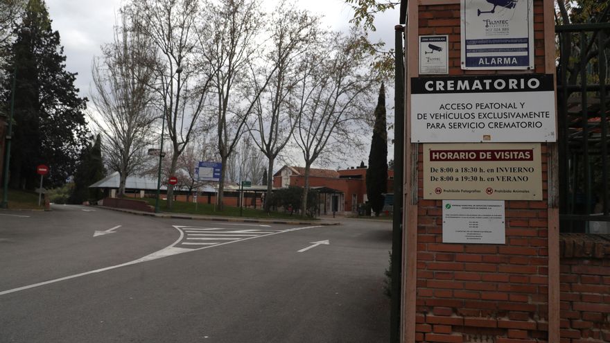 Vista de la entrada al crematorio del cementerio de La Almudena en Madrid. EFE/Juanjo Martín/Archivo