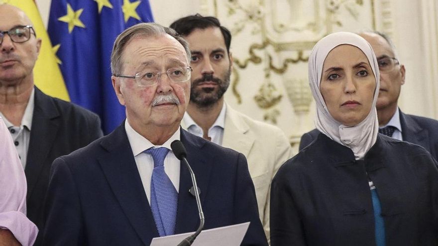 El presidente de la Ciudad Autónoma, Juan Jesús Vivas (i), lee una declaración institucional, aprobada por unanimidad por la Junta de Portavoces de la Asamblea de Ceuta, este viernes. La Asamblea de Ceuta ha calificado como "legítimas y plenamente justificadas" las manifestaciones ciudadanas que reclaman la vuelta a la normalidad en la ciudad pero ha realizado un llamamiento a la calma y ha pedido que se desarrollen "de manera pacífica y ordenada". EFE/Reduan