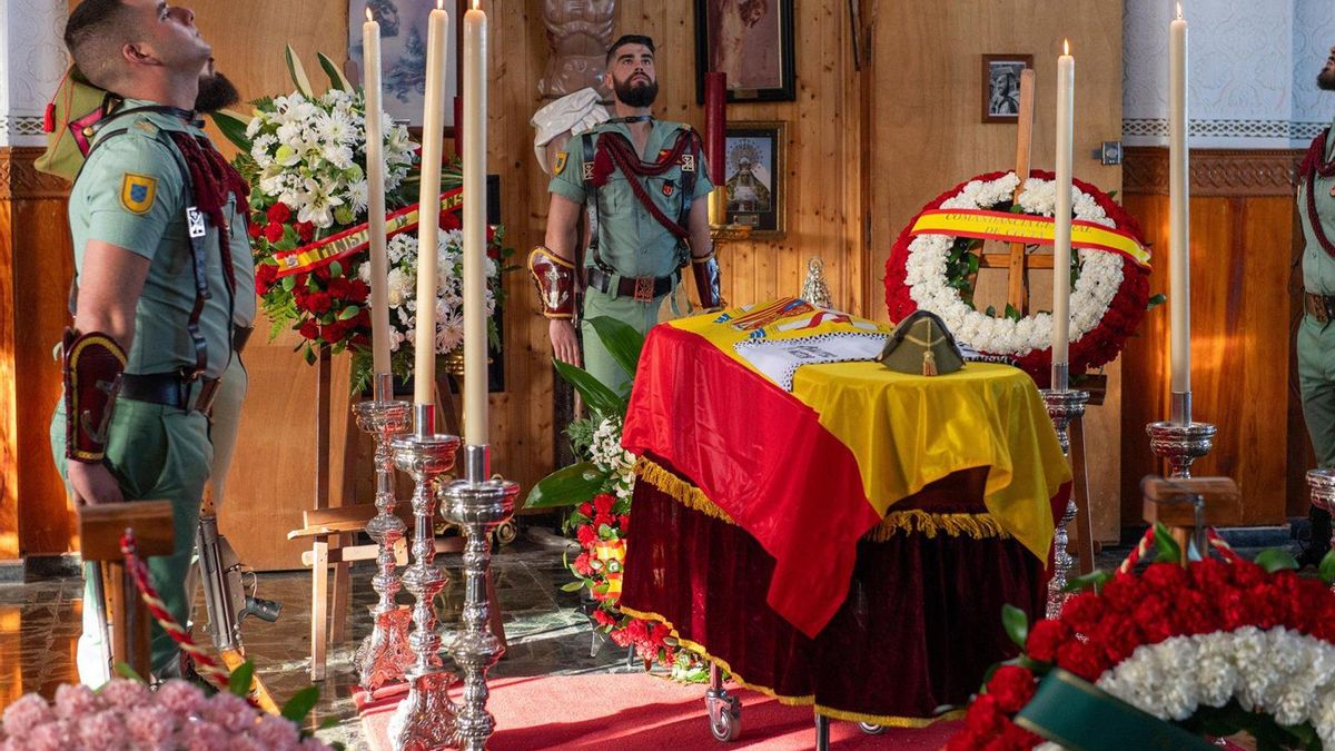 Las autoridades civiles y militares despiden al legionario ceutí fallecido en Adamuz