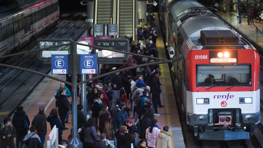 Personas en un andén de Cercanías en la estación de Atocha, en Madrid.