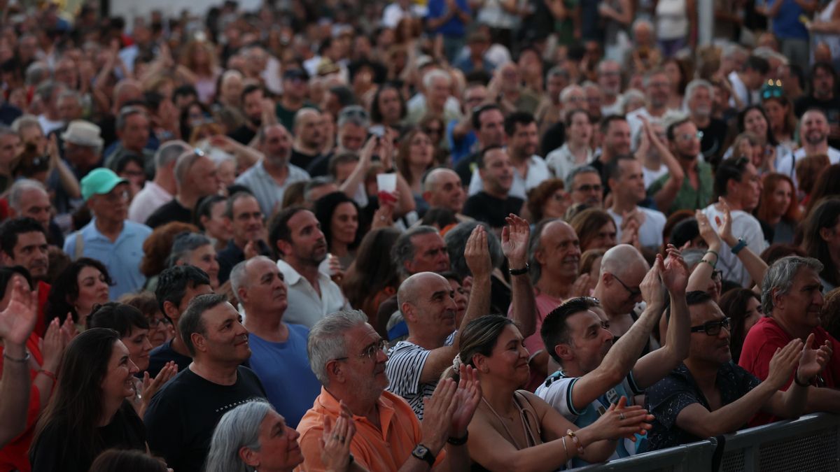 Los asistentes al FIC en la Plaza de la Constitución de Rivas