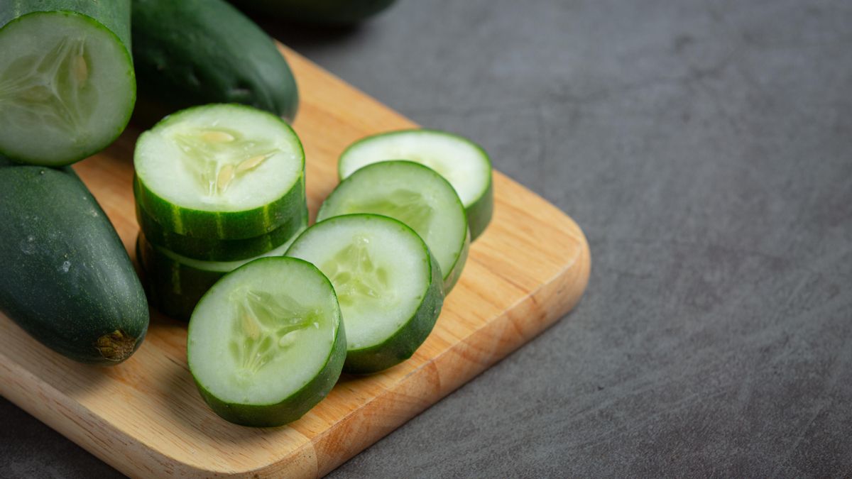 La ensalada de pepino con garbanzos que es saciante, ligera y se puede preparar en 15 minutos