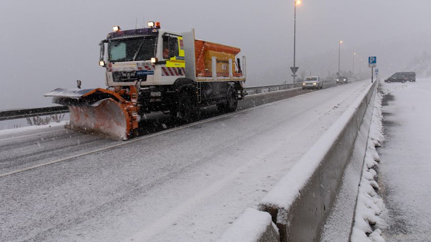 Una máquina quitanieves quita la nieve de las carreteras del Puerto de Navacerrada, a 22 de noviembre de 2021, en Madrid, (España).