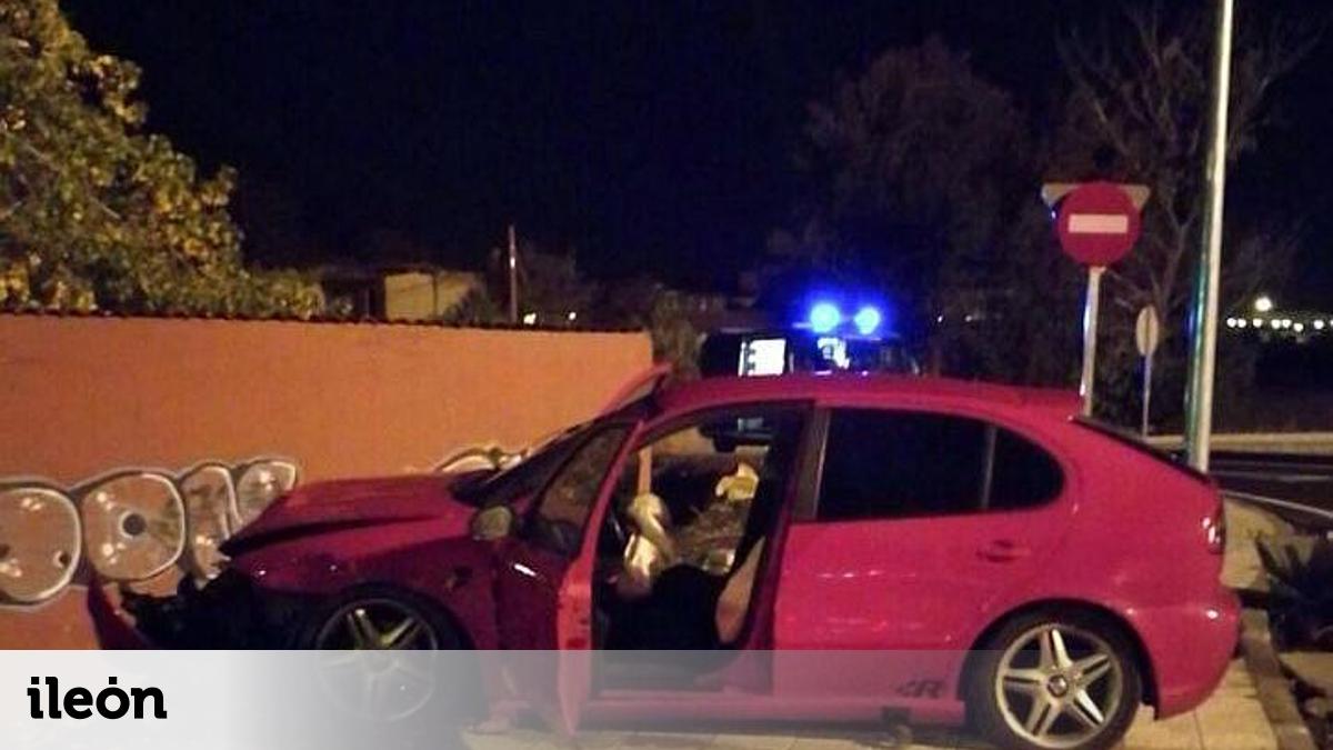 Un vehículo choca con una farola y se estrella contra un muro en la ...