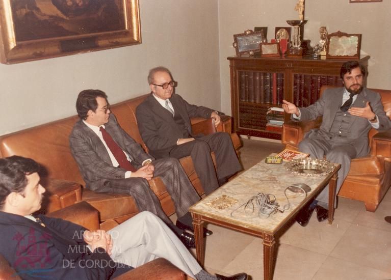 Visita de Roger Garaudy en 1982, con Julio Anguita, al fondo