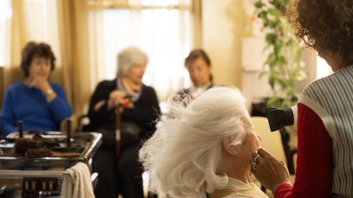La peluquería como territorio: belleza, cuidado y autonomía después de los 80