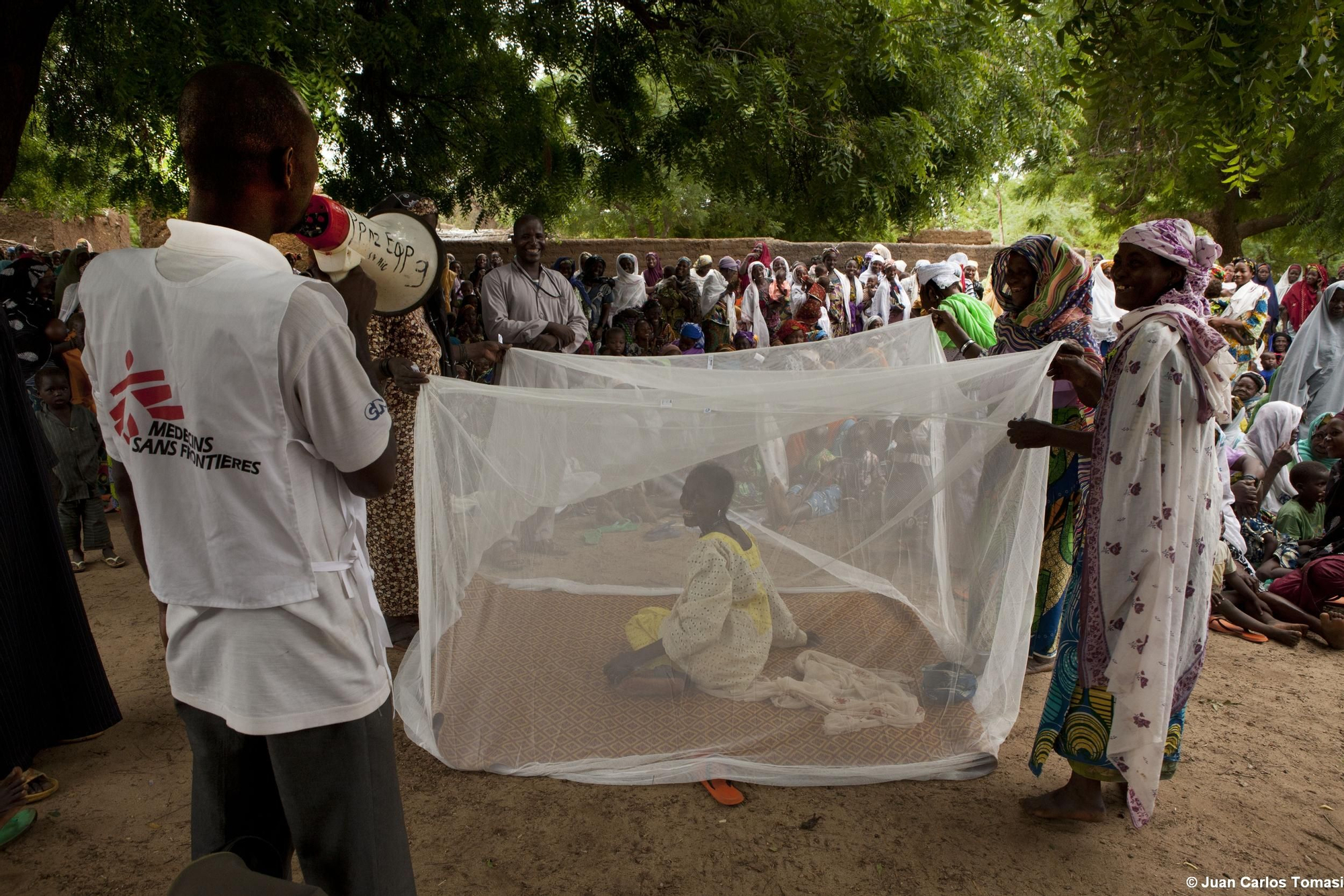 “Junto con los animadores comunitarios, hacemos demostraciones, por ejemplo demostraciones culinarias para que las mamás con hijos en riesgo de padecer desnutrición sepan qué alimentos son más nutritivos y cómo prepararlos para que conserven todas sus propiedades”, explica el Dr. Tharcisse. También se realizan demostraciones sobre la utilidad de las mosquiteras para prevenir la malaria. Estas formaciones se ofrecen también al personal de MSF ya que parte del equipo también suele contraer la enfermedad. “En las reuniones de seguridad con el staff, aprovecho para pasar mensajes, como la importancia del uso de la mosquitera.”