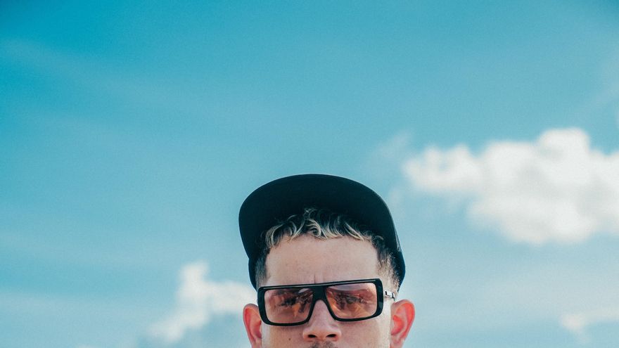 Dei V lanza disco dividido en dos etapas: la cruda y callejera, y la sensual y romántica