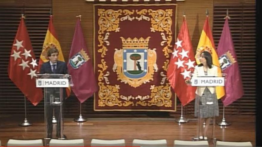 El alcalde de Madrid y la delegada del Gobierno en una rueda de prensa conjunta.