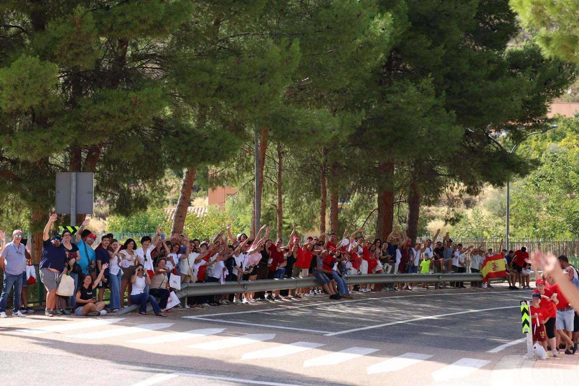 Personas viendo la décima etapa de la Vuelta Ciclista a España en Hellín (Albacete)