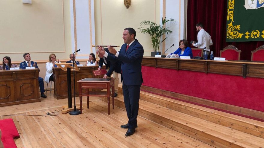 Martínez Chana defiende en su investidura la supresión del tren convencional que cuestiona el Supremo