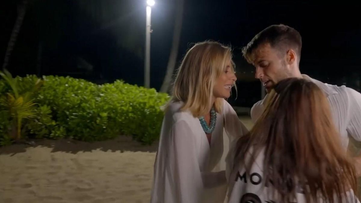 Sandra Barneda con Montoya y Anita, en 'La isla de las tentaciones'