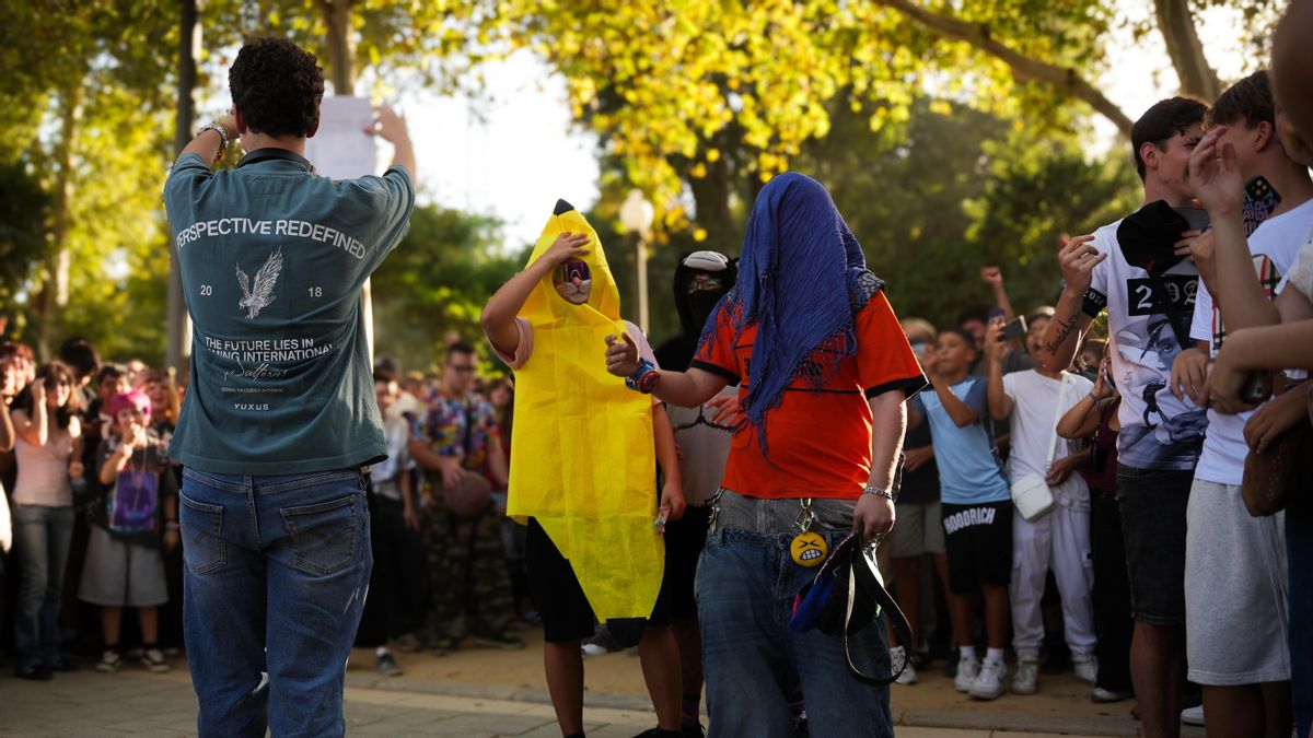 Jóvenes participan en la batalla de 'farmear aura' el 1 de septiembre, en Sevilla.