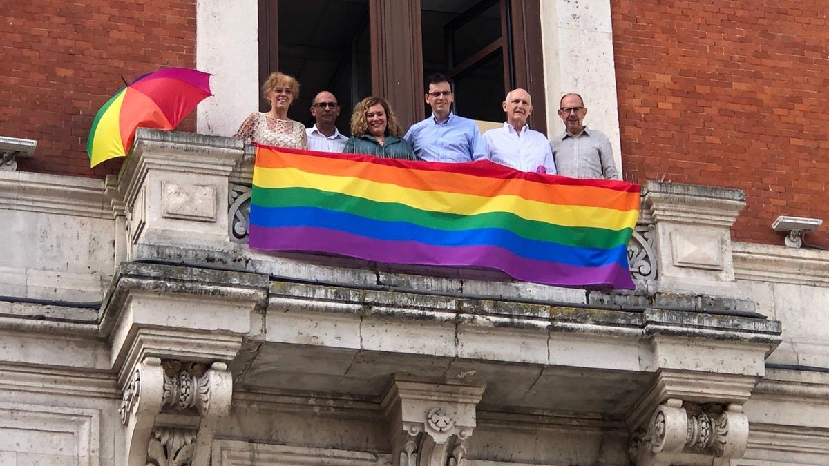Foto de 2024 del Grupo Municipal Socialista en Valladolid con la bandera LGTBI