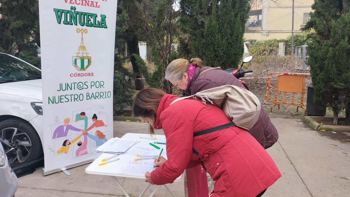Usuarias del centro de salud Levante Sur, en la recogida de firmas.