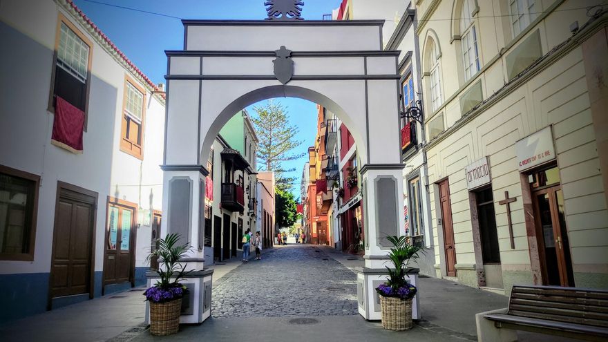 Calle de Santa Cruz de La Palma decorada por las Fiestas de Mayo.