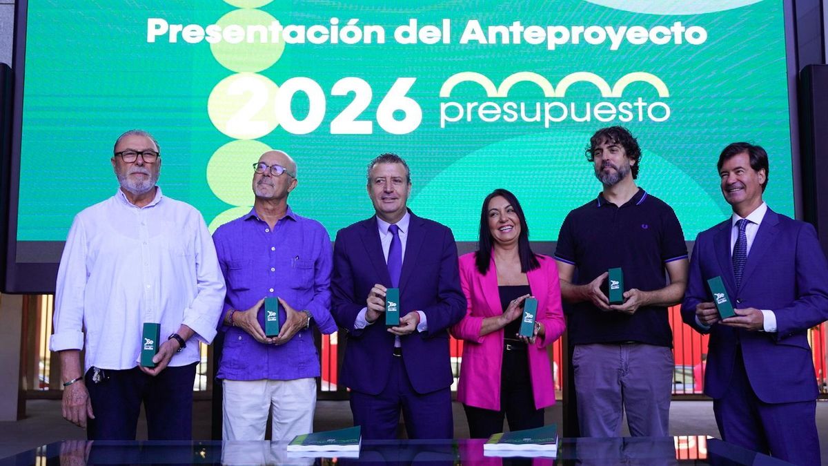 Javier Fernández y la diputada de Hacienda, Inmaculada Márquez, entregan el presupuesto a los agentes sociales.