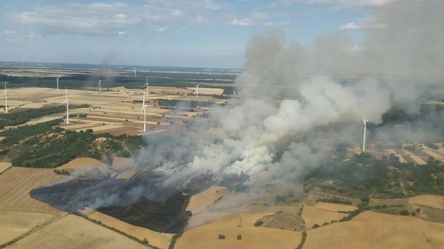 Movilizada una veintena de medios aéreos y terrestres por un incendio en San Pedro de Valderaduey