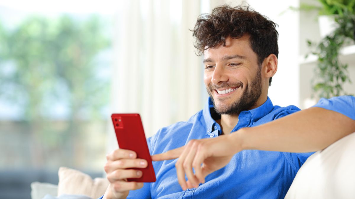 Jovem verificando seu telefone