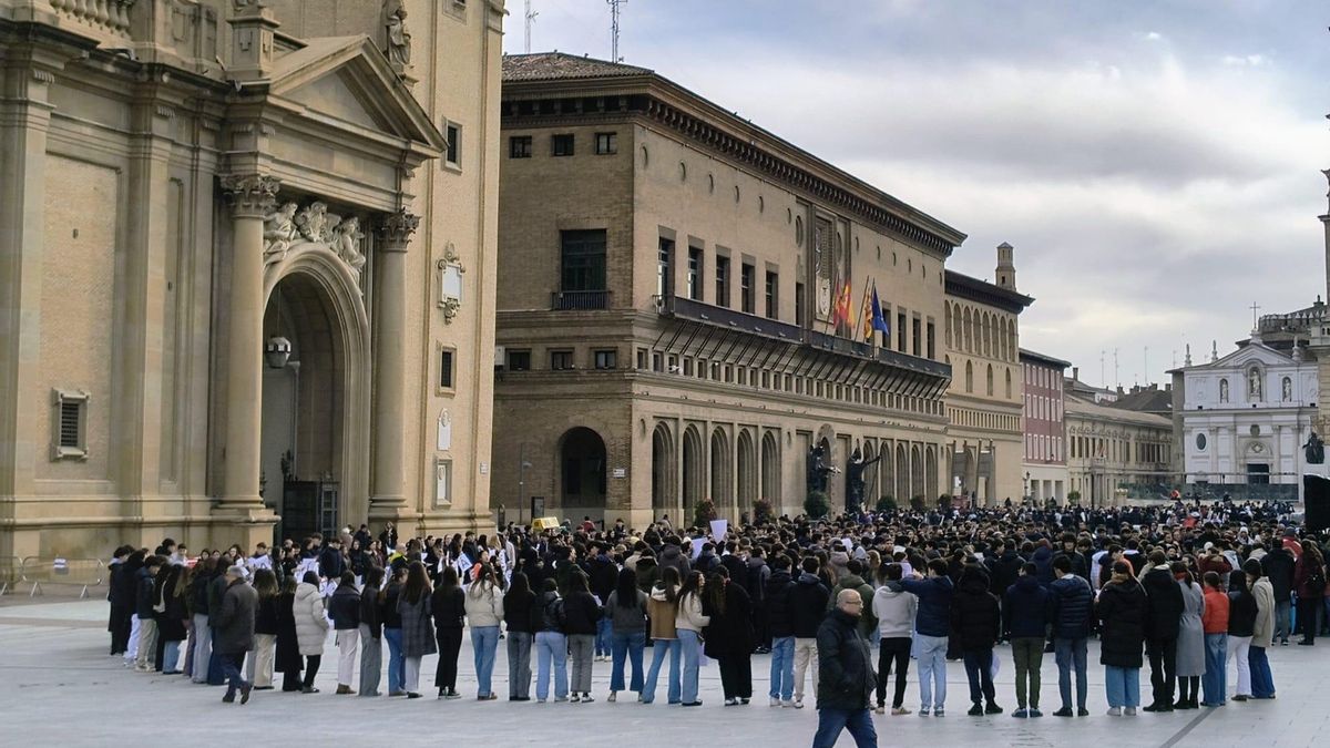 Estudiantes en el Día de la Paz.